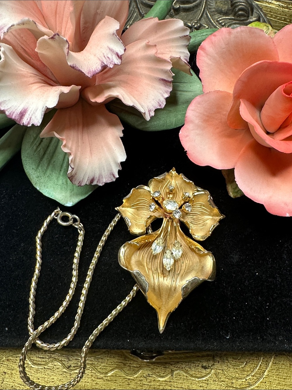 Elegant Gold Floral Pendant Necklace with Crystal Accents